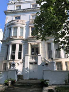 Ravna Gora, London
